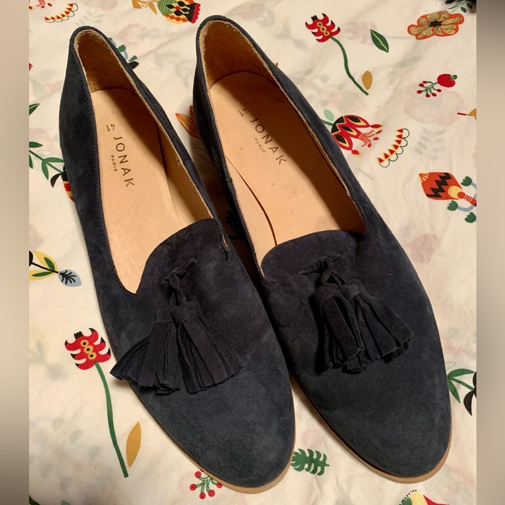 Women’s blue suede shoe w/ tassels by Jonak. Size 10. Excellent condition.
